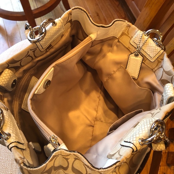 Coach - Picture 5 of 9